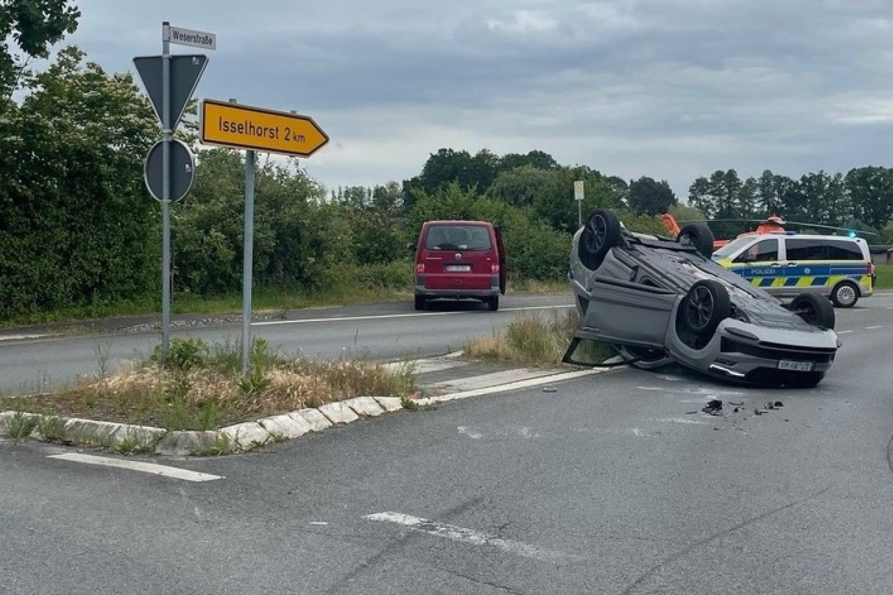 SUV überschlägt sich: Unfall im Kreisverkehr von Bielefeld!