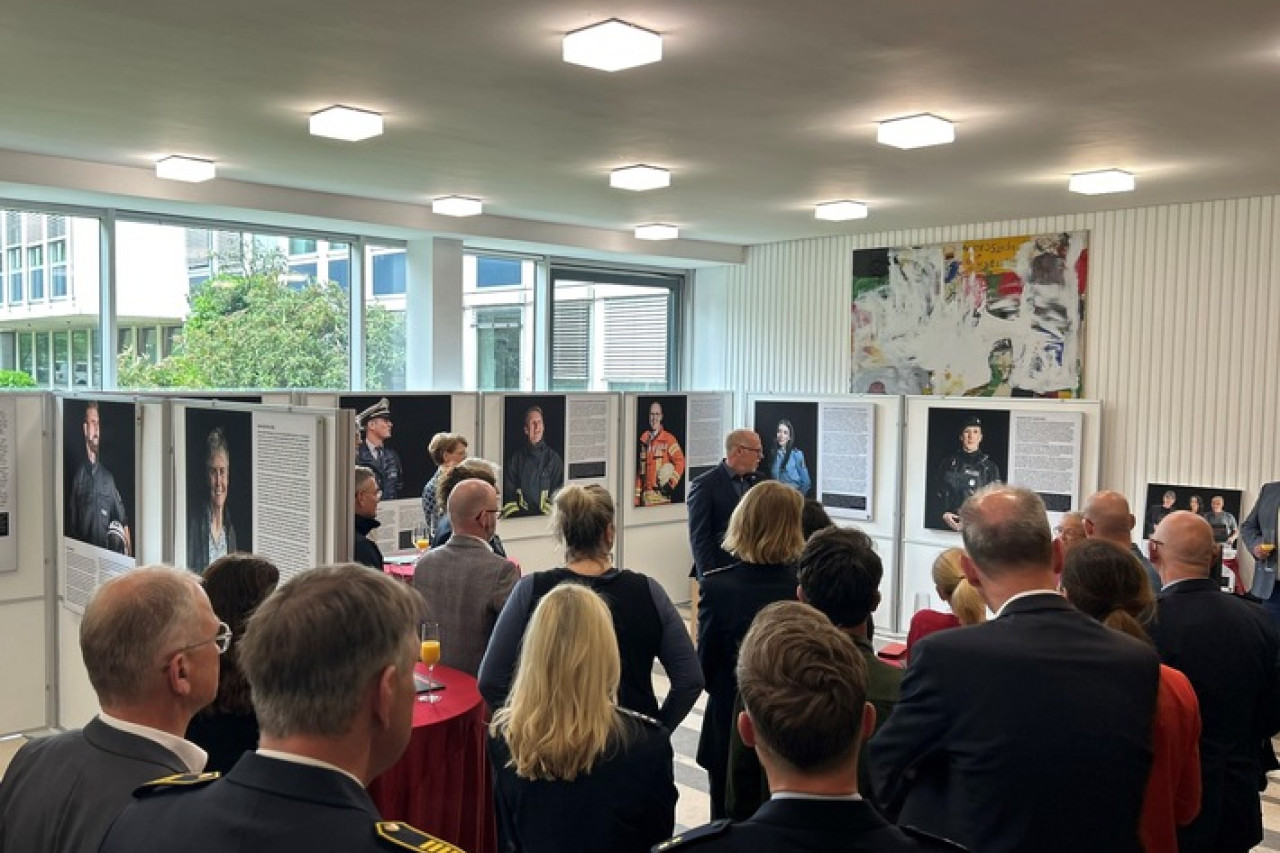 Vernissage Der Mensch dahinter : Polizei Münster öffnet ihre Türen!