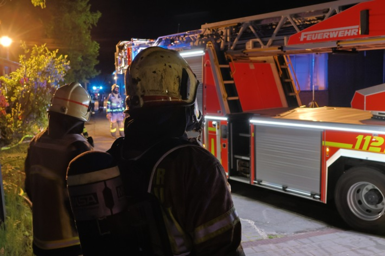 Dachstuhlbrand in Ellerau: Feuerwehr rettet Bewohner aus den Flammen!