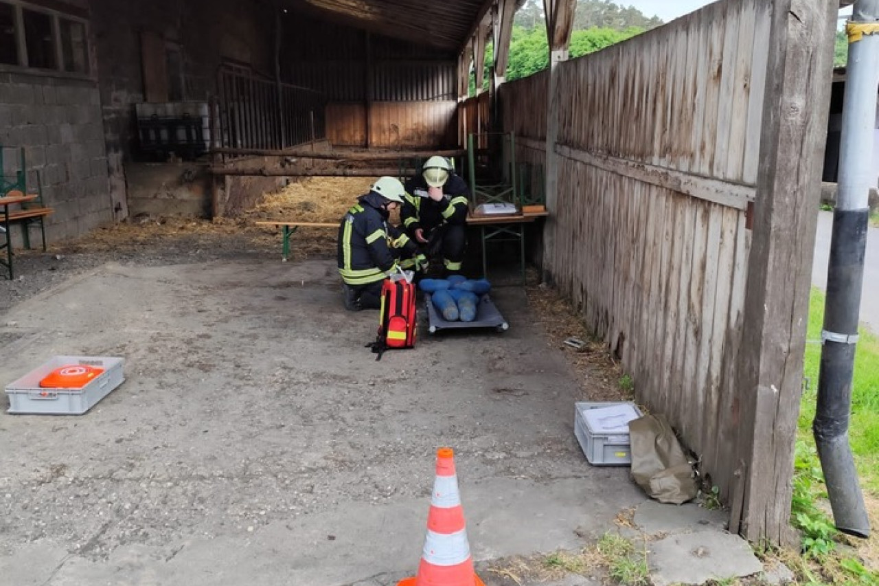 Übung unter Rauch: Feuerwehr rettet Verletzte auf Wagyu-Hof in Arnsberg