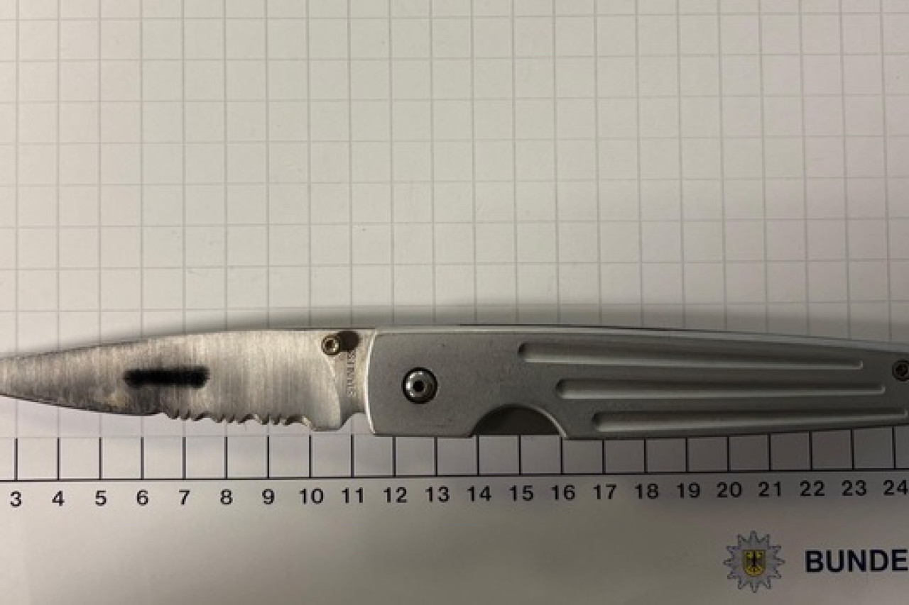 Bundespolizei beschlagnahmt gefährliche Waffen an Bahnhöfen!