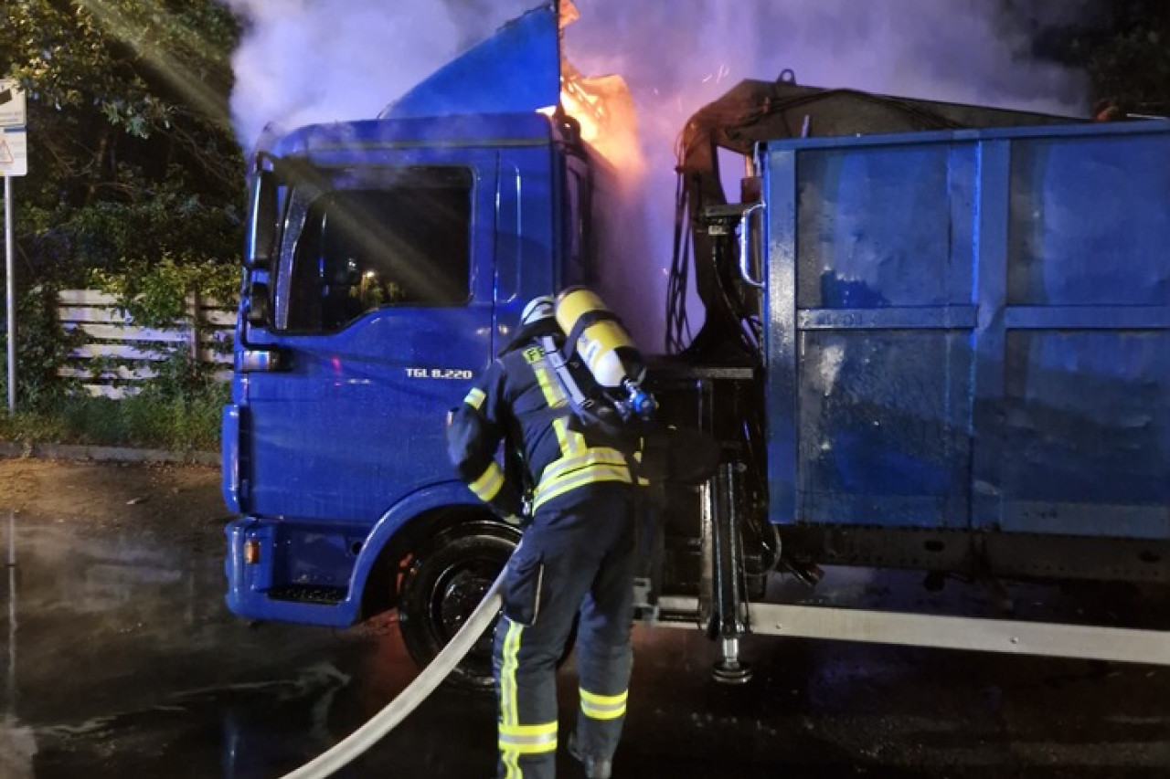 Lkw-Brand vor Feuerwehrhaus: Helden im Einsatz retten die Nacht!