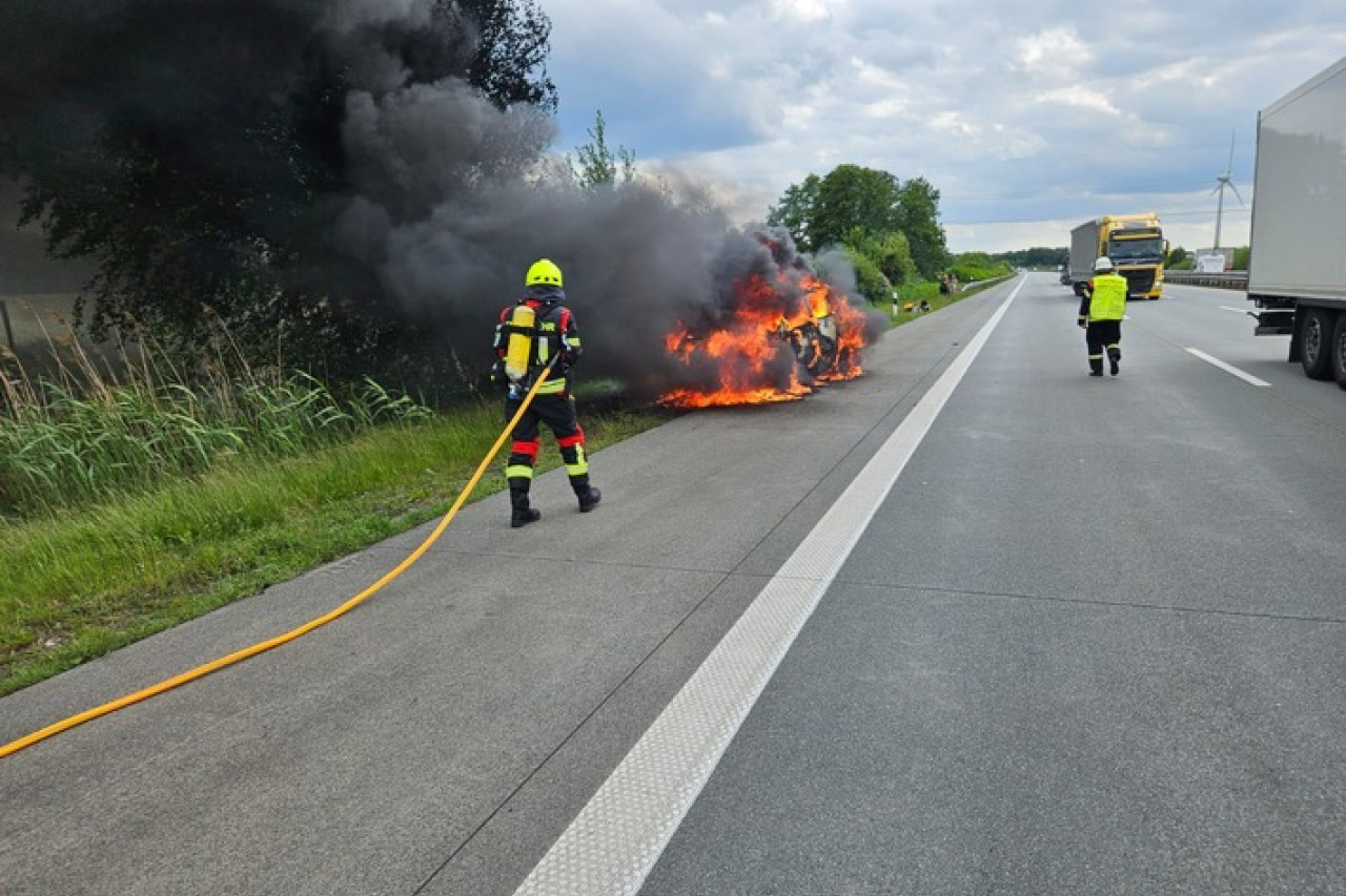 Brennender PKW auf A1: Feuerwehr rettet Insassen vor Flammeninferno!