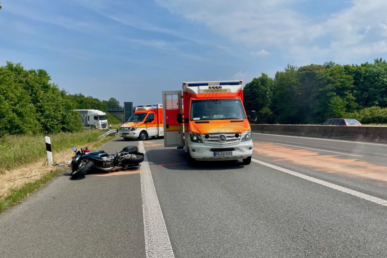 Schwerer Motorradunfall auf B1: 65-Jähriger in Paderborn verletzt!