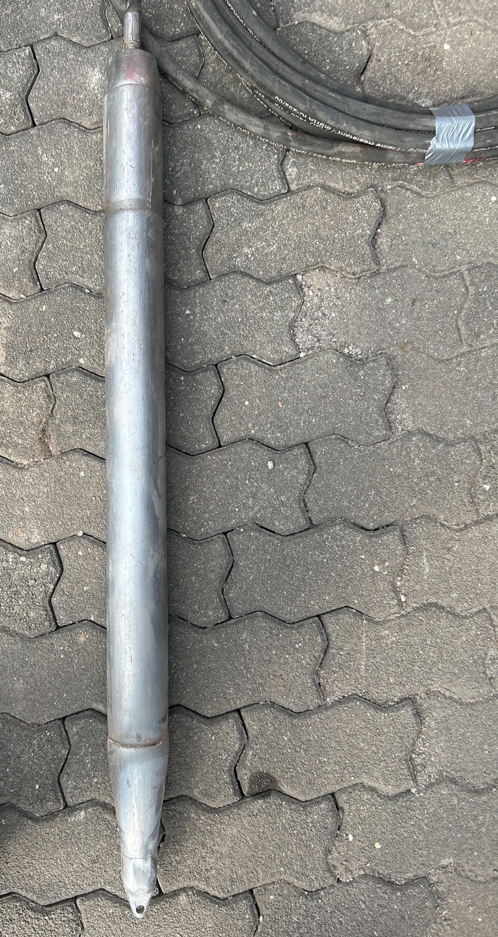 Die Polizei warnt: Bodenraketen für Glasfaserausbau gestohlen!