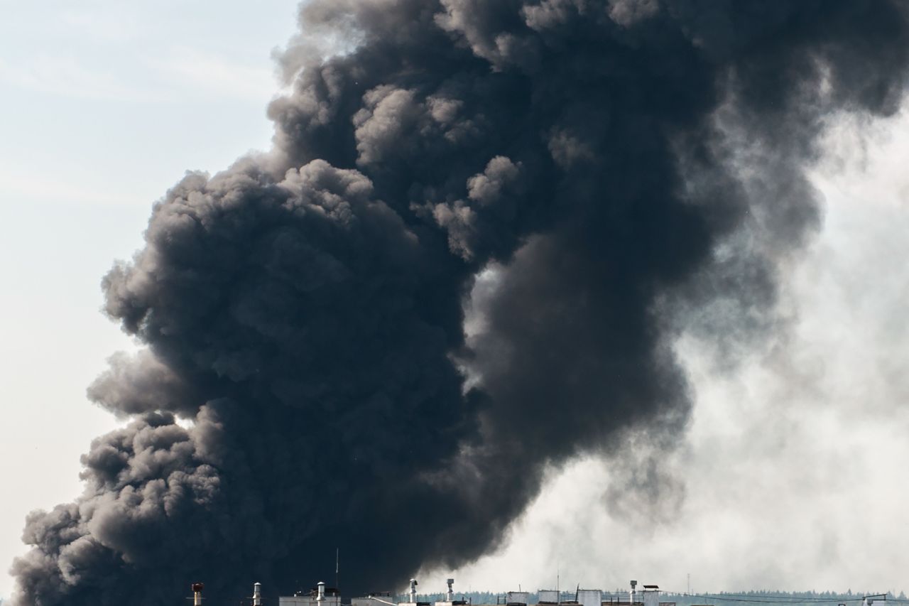 Lagerhallen-Brand bei Zwiedorf: 700 Strohballen in Flammen!