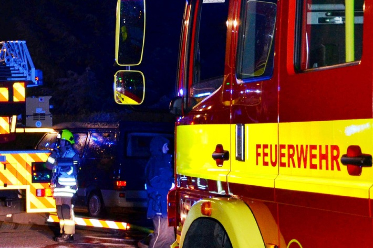 Unbekannter zündet Altkleidercontainer in Hilden an – Polizei sucht Zeugen!