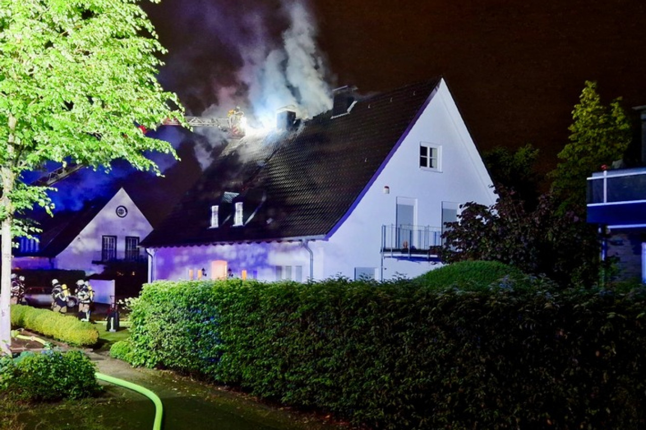 Dachstuhlbrand in Essen-Bredeney: Blitzschlag entfacht Flammeninferno!