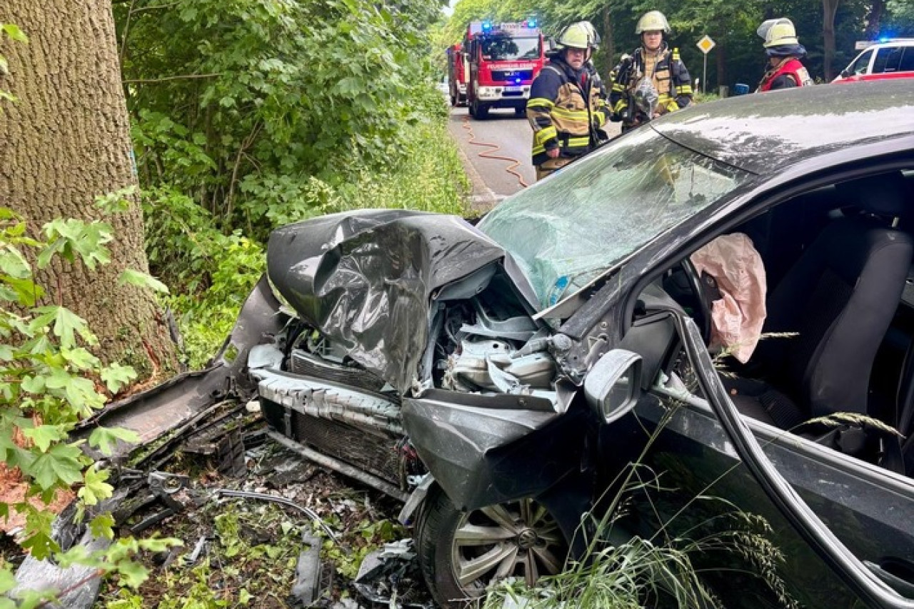 Schwerer Verkehrsunfall in Essen-Kettwig: Fahrer bewusstlos im Auto!