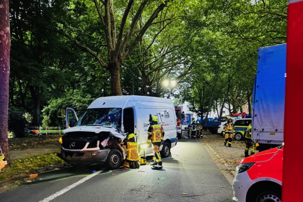 Schwerer Unfall in Gelsenkirchen: Fahrer im Transporter eingeklemmt!