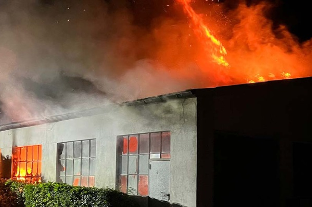 Großbrand in Lengerich: Lagerhalle in Flammen – glücklicherweise keine Verletzten!