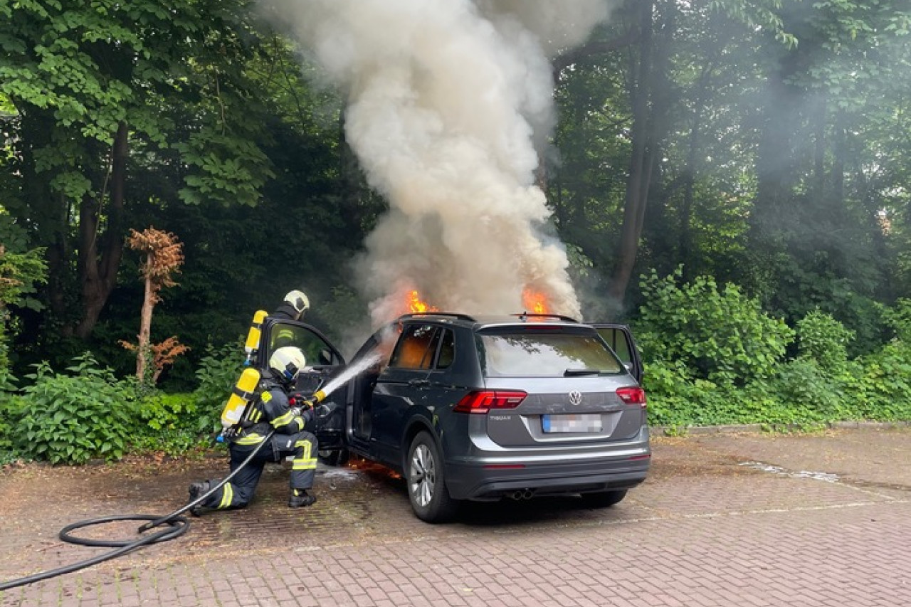 PKW-Brand am Schloßplatz: Feuerwehr Aurich rettet Situation schnell!