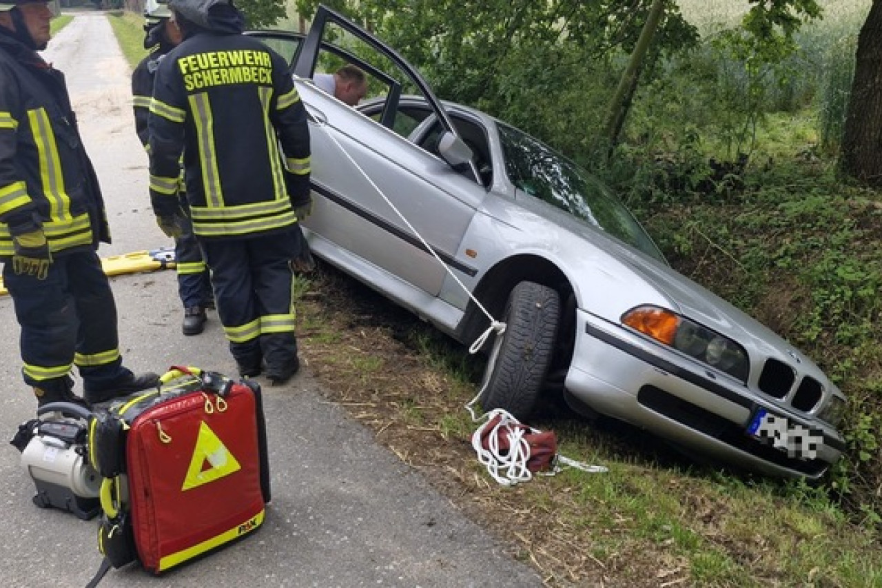 PKW-Unfall in Schermbeck: Feuerwehr rettet Fahrer aus Graben!