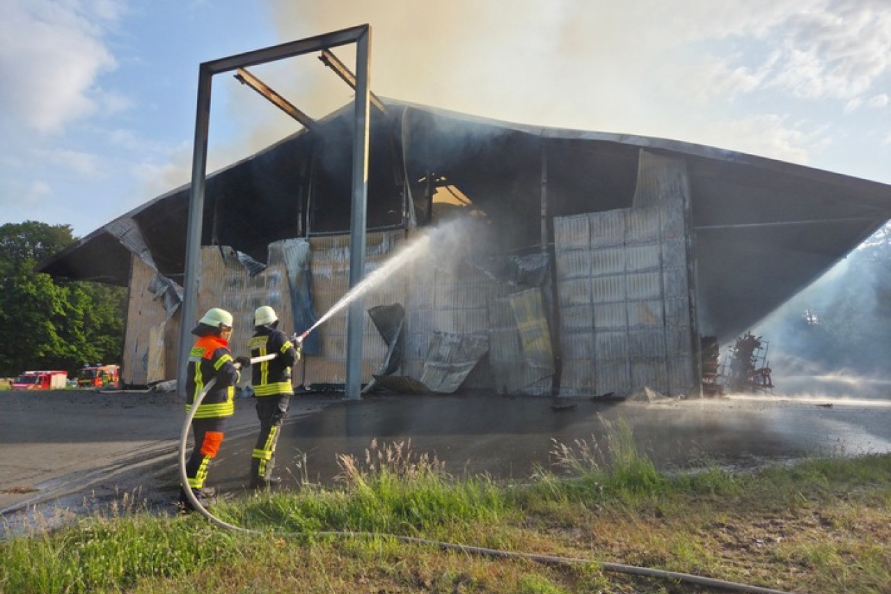 Großbrand in Ostereistedt: 1,3 Millionen Euro Schaden durch Scheunenfeuer!