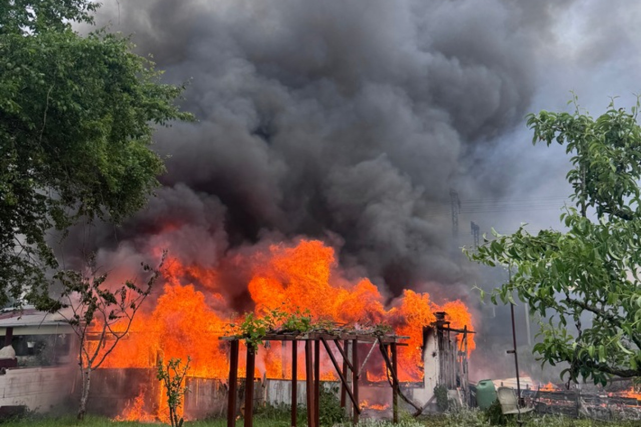 Feuerwehr Neumünster im Großalarm: Gartenlauben infernalisch in Flammen!