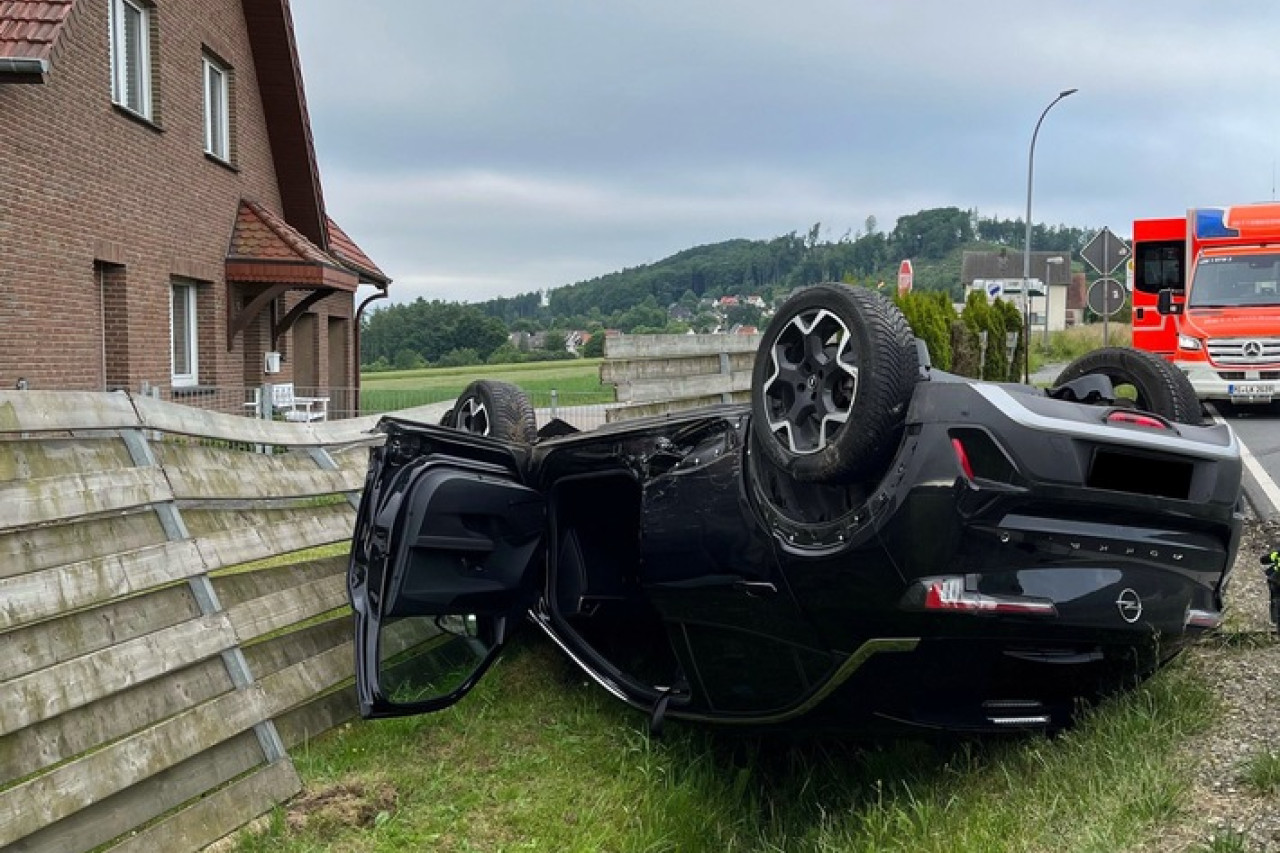 Schock-Unfall in Hüllhorst: Auto überschlägt sich nach Kollision!
