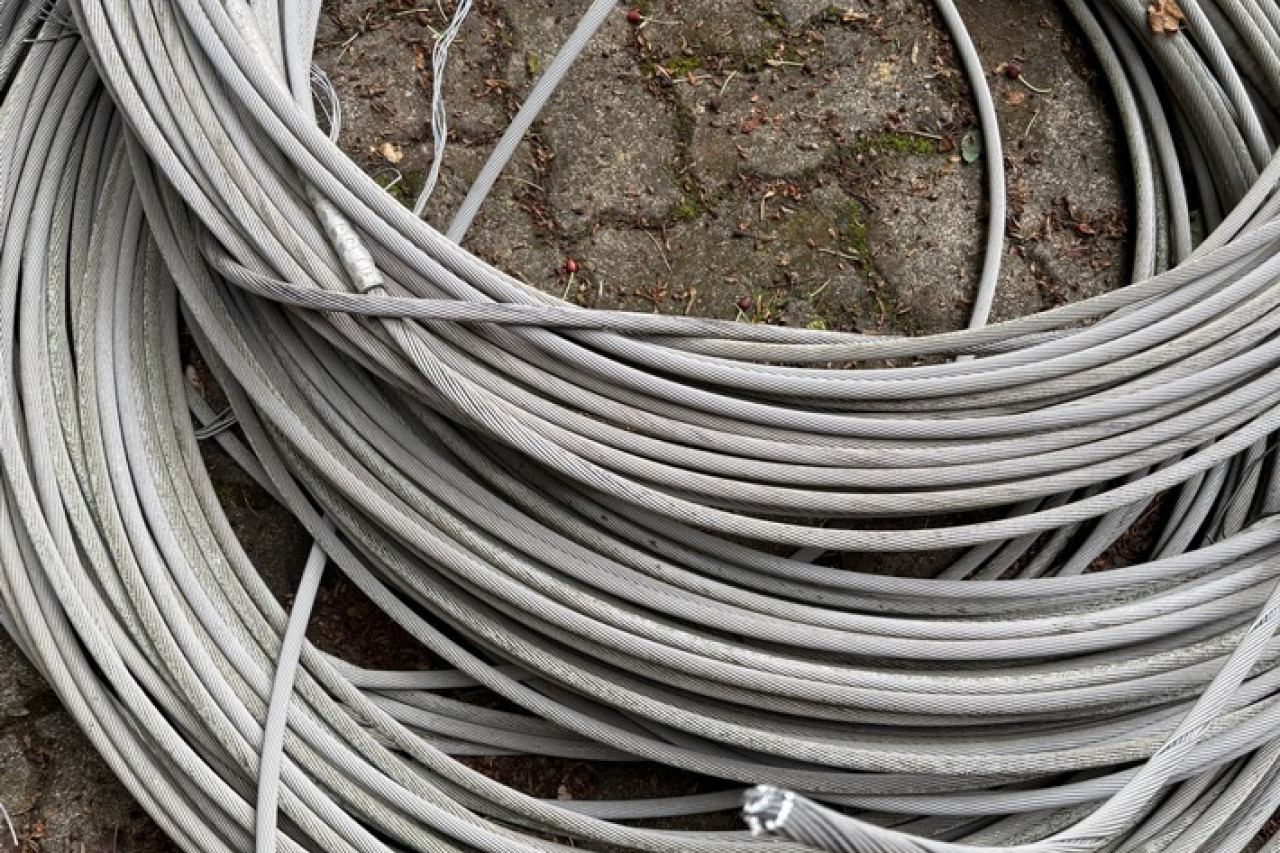 Diebstahl auf Baustelle: Wer kennt die entwendeten Stahlseile?