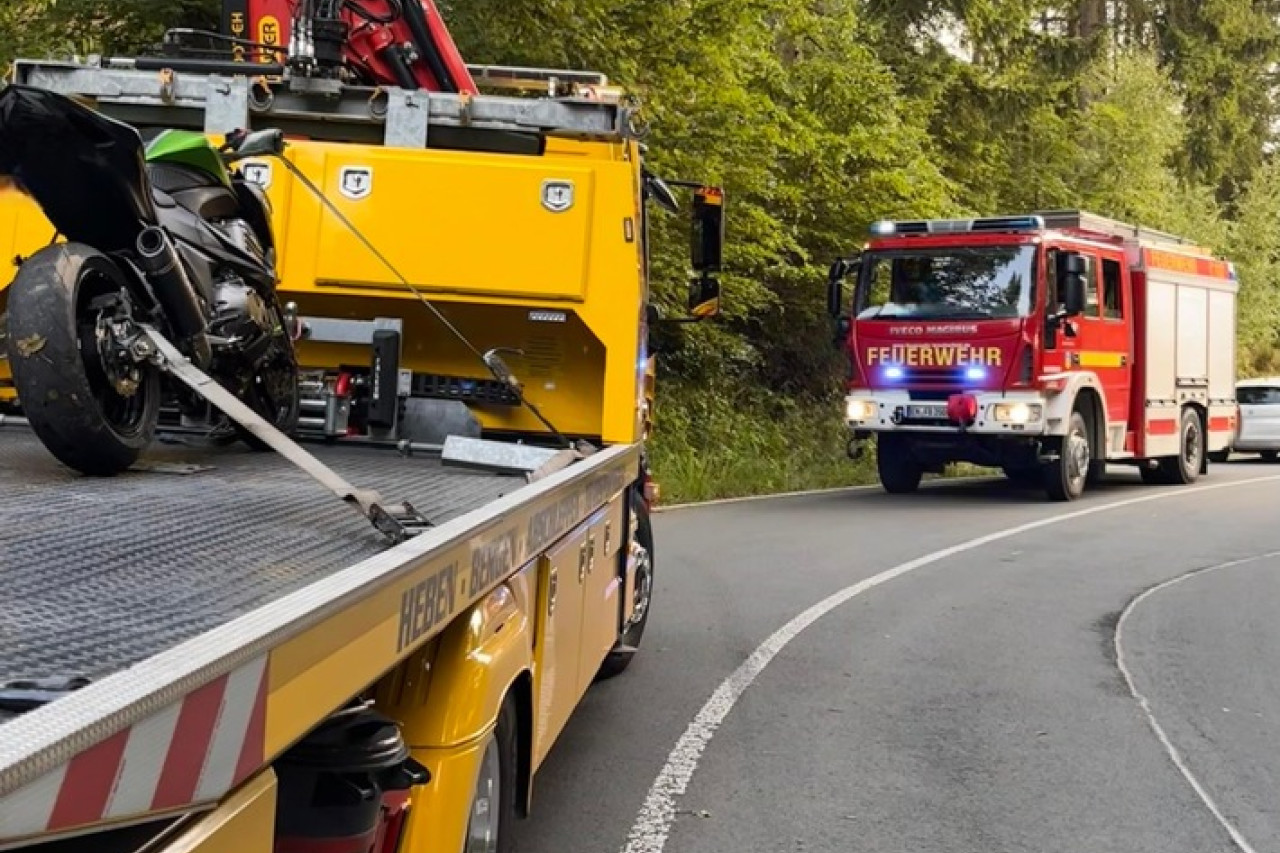 Motorradunfall in Holthausen: Feuerwehr sichert Ölaustritt im Graben