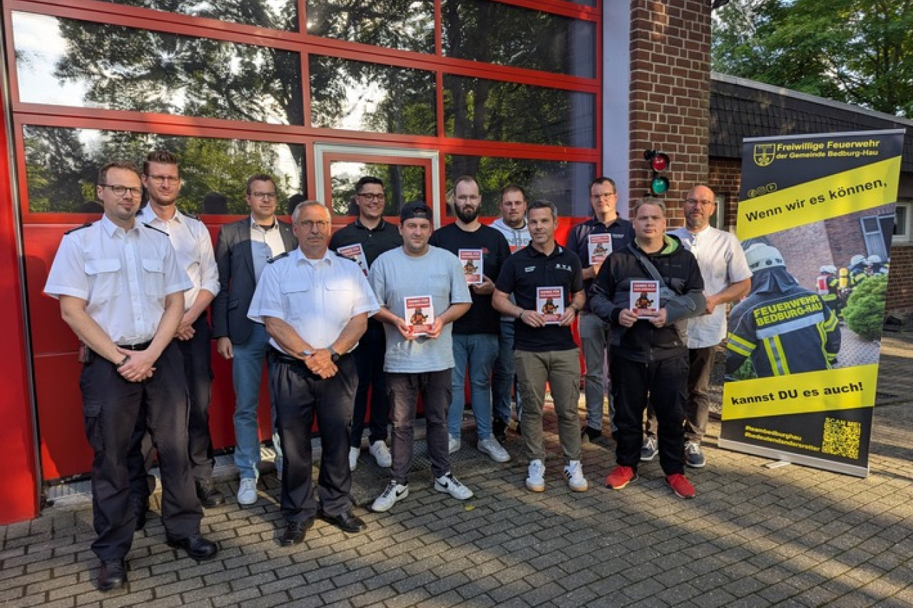 Freiwillige Feuerwehr Bedburg-Hau: 14 neue Mitglieder für den Einsatz!