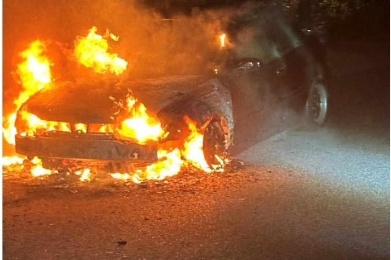 Fahrzeugbrand in Jever: Anwohner schlägt Alarm nach lautem Knall!
