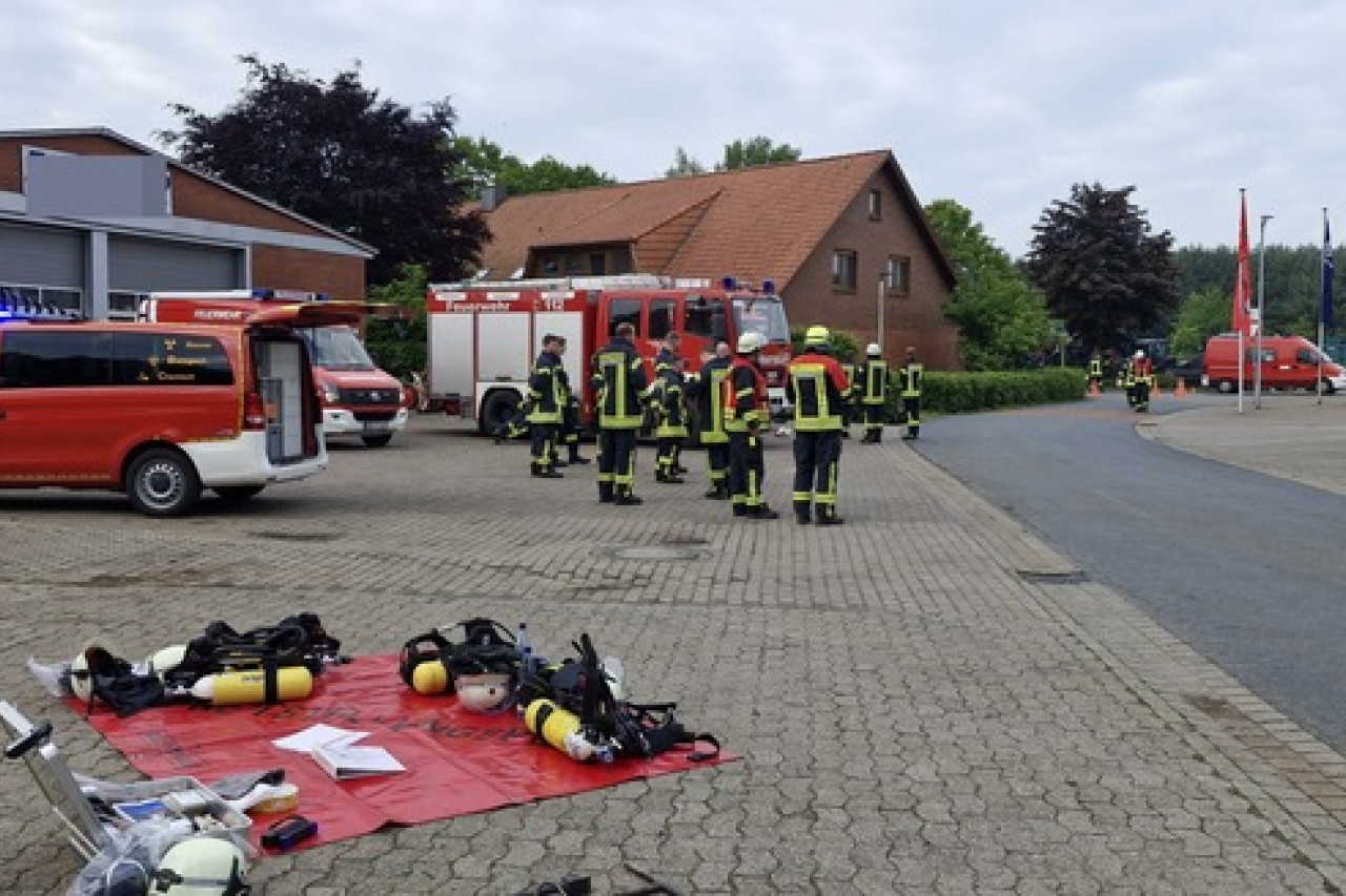 Gasgefahr in Kuhstedt: Feuerwehr im Großeinsatz wegen mysteriösem Geruch!