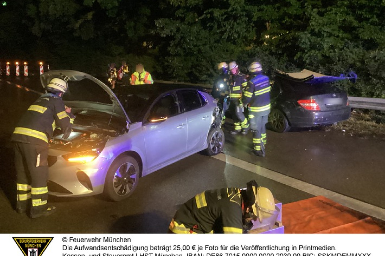 Schwerer Unfall auf A95: Feuerwehr rettet eingeklemmte Frau!