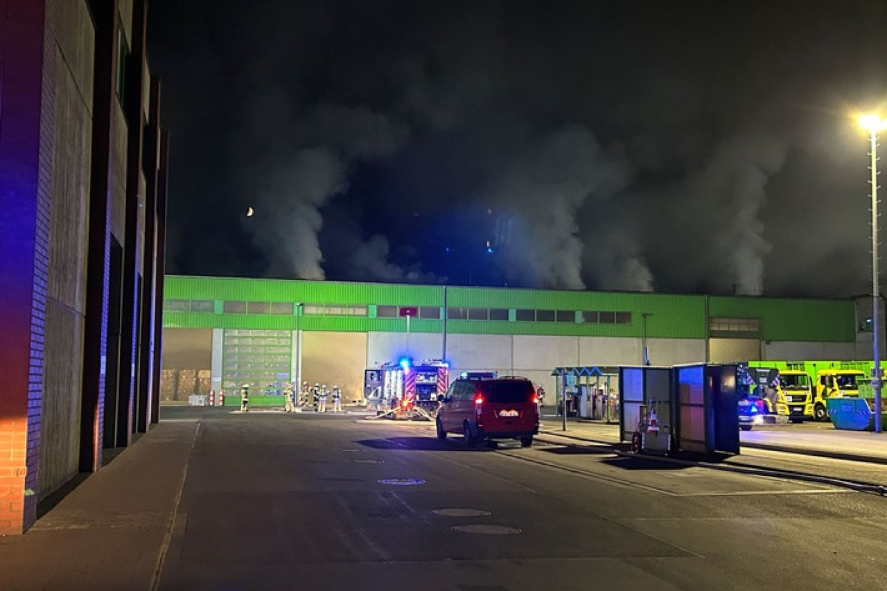 Feuer in Goch: Großeinsatz der Feuerwehr nach Brand bei Entsorgungsfirma