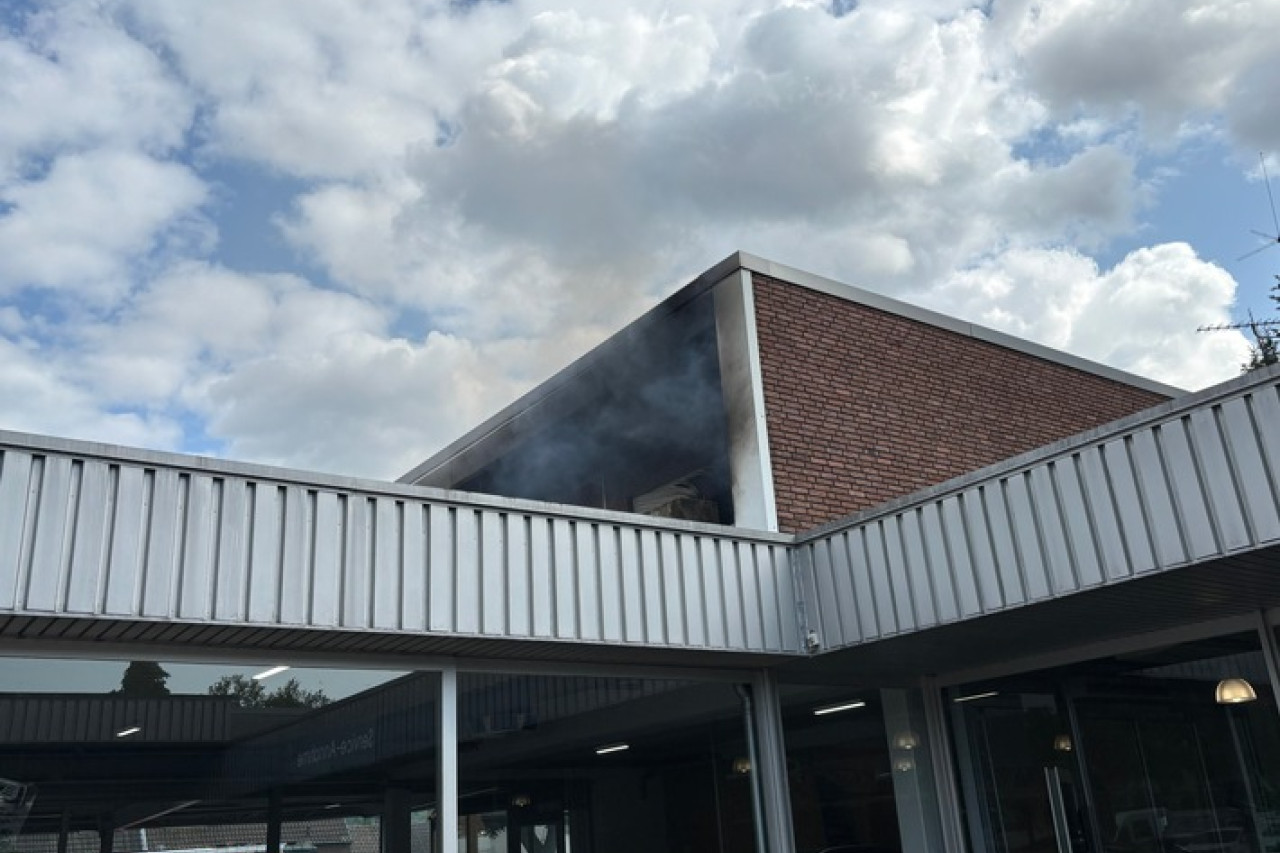 Dramatischer Wohnungsbrand in Gladbeck: Feuerwehr rettet Einsatzkräfte!