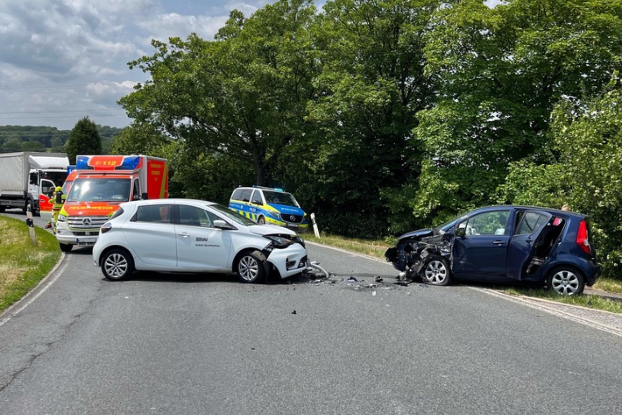 Verkehrschaos in Velbert: Vier Verletzte nach heftigem Unfall!