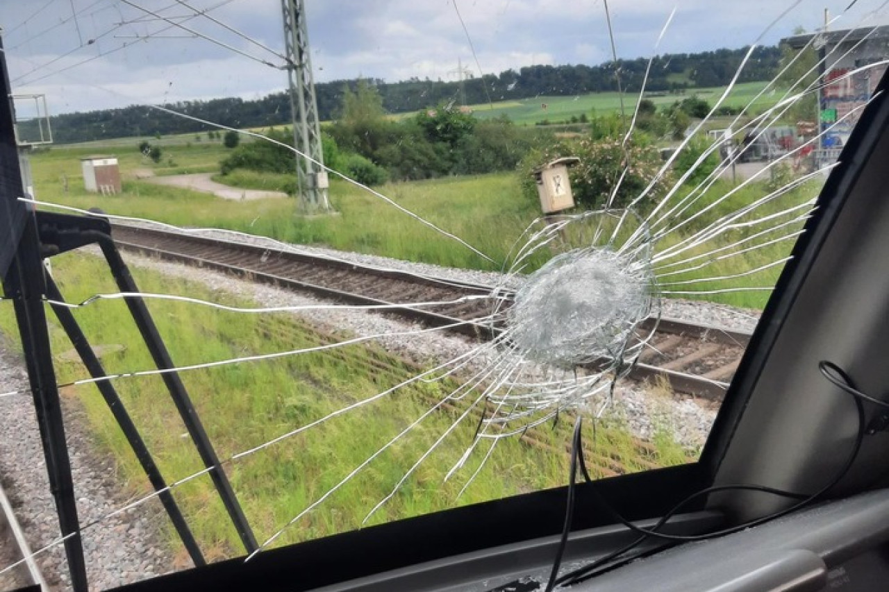 Steinanschlag auf Güterzug: Lokführer verletzt – Kripo sucht Zeugen!