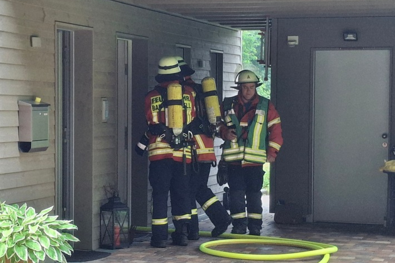 Blitzeinschlag verursacht Schwelbrand – Feuerwehr rettet Haus in Gefahr!