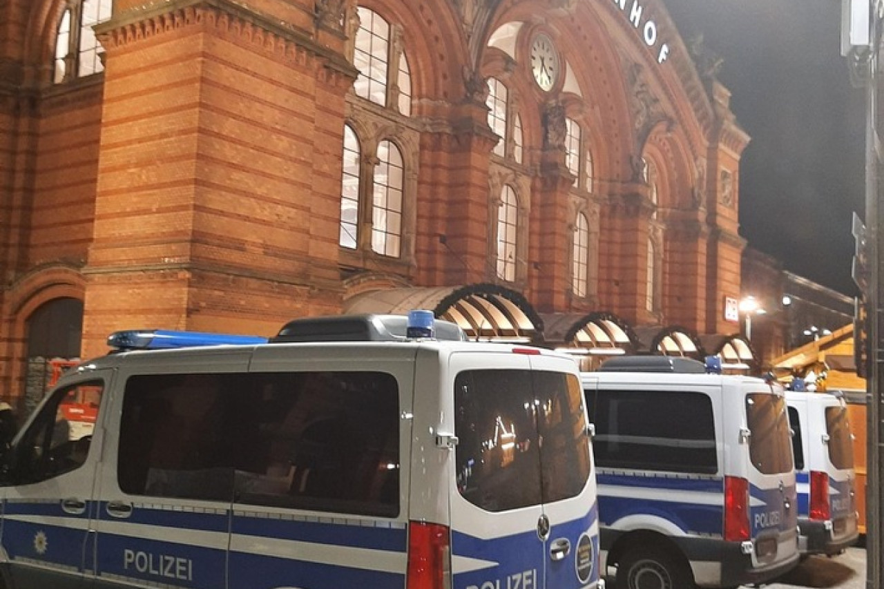 Messer-Streit am Bremer Hauptbahnhof: Polizei greift ein!