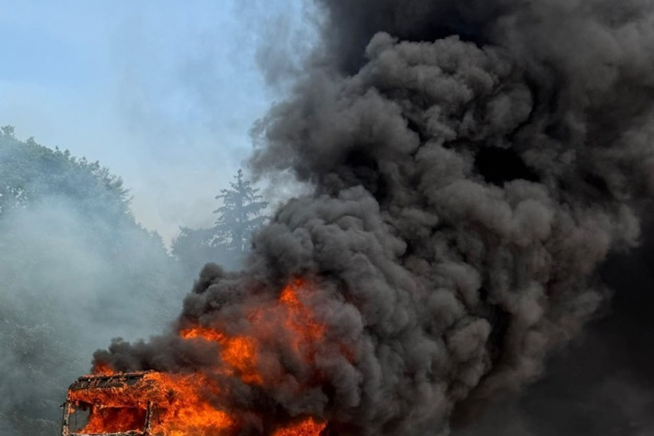 Feuer-Drama auf der A 7: Sattelzug in Flammen – Schwerverletzte nach Unfällen!