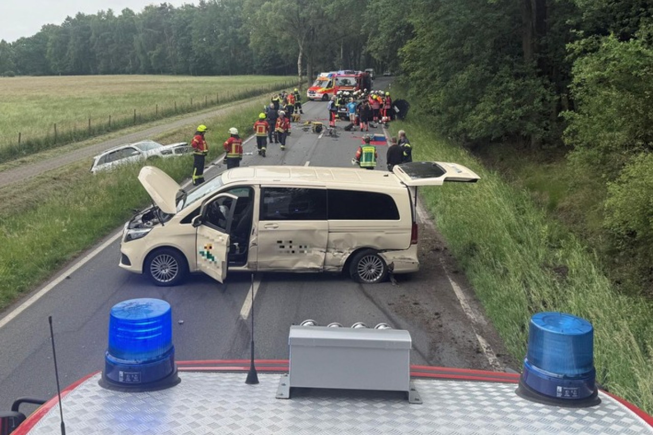 Grauenhafter Unfall auf L124: Sechs Verletzte nach Crash in Bargstedt!