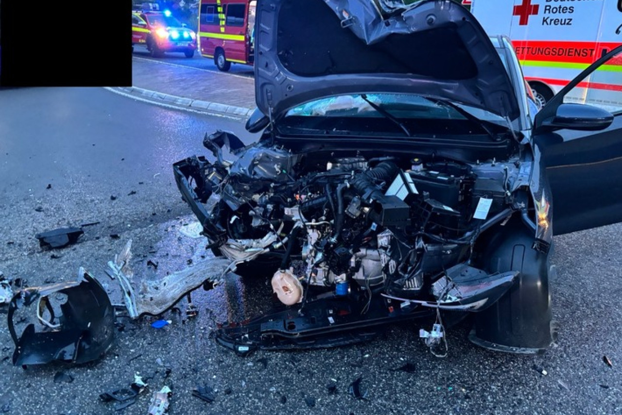Schwerer Unfall auf der B428: Vorfahrtsmissachtung endet glimpflich!