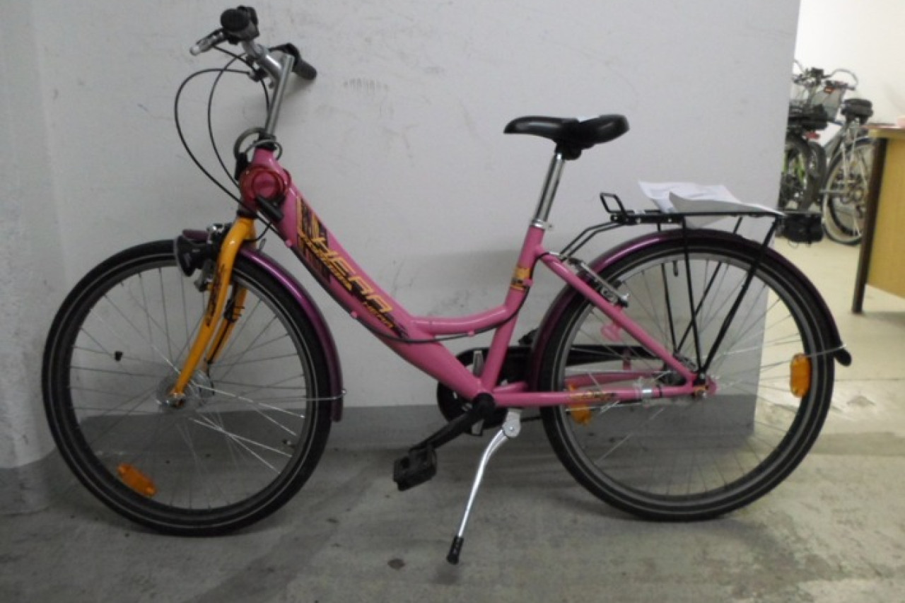 Wo ist das rosa Kinderfahrrad? Polizei sucht den Besitzer!