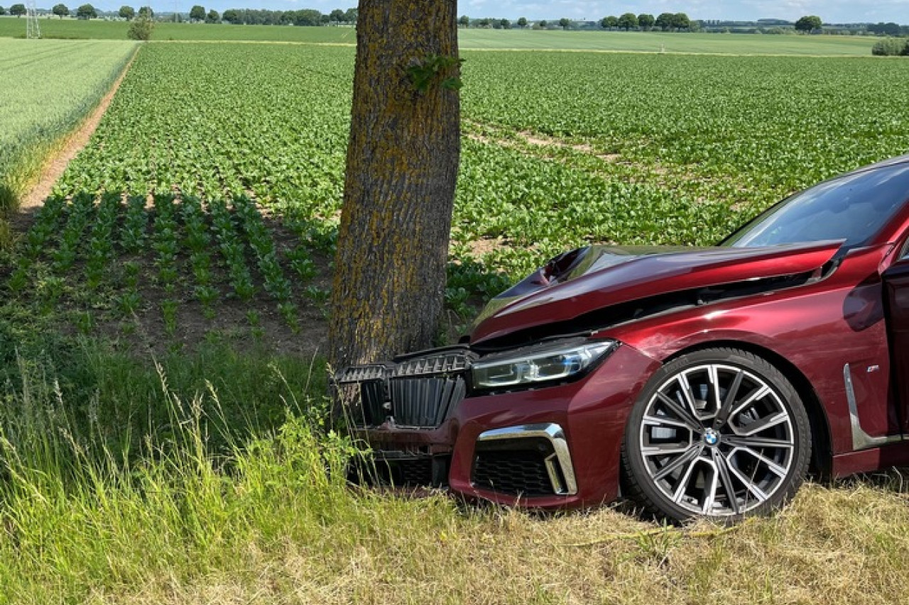 BMW-Unfall in Borgentreich: Polizei sucht Zeugen für mysteriöse Abweichung!