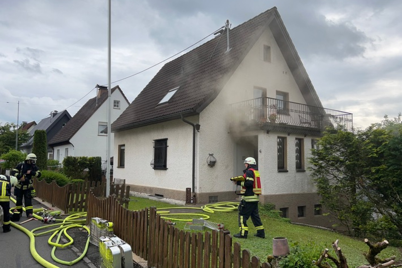 Großbrand in Grevenbrück: Kühlschrank löst Feuerwehr-Einsatz aus!