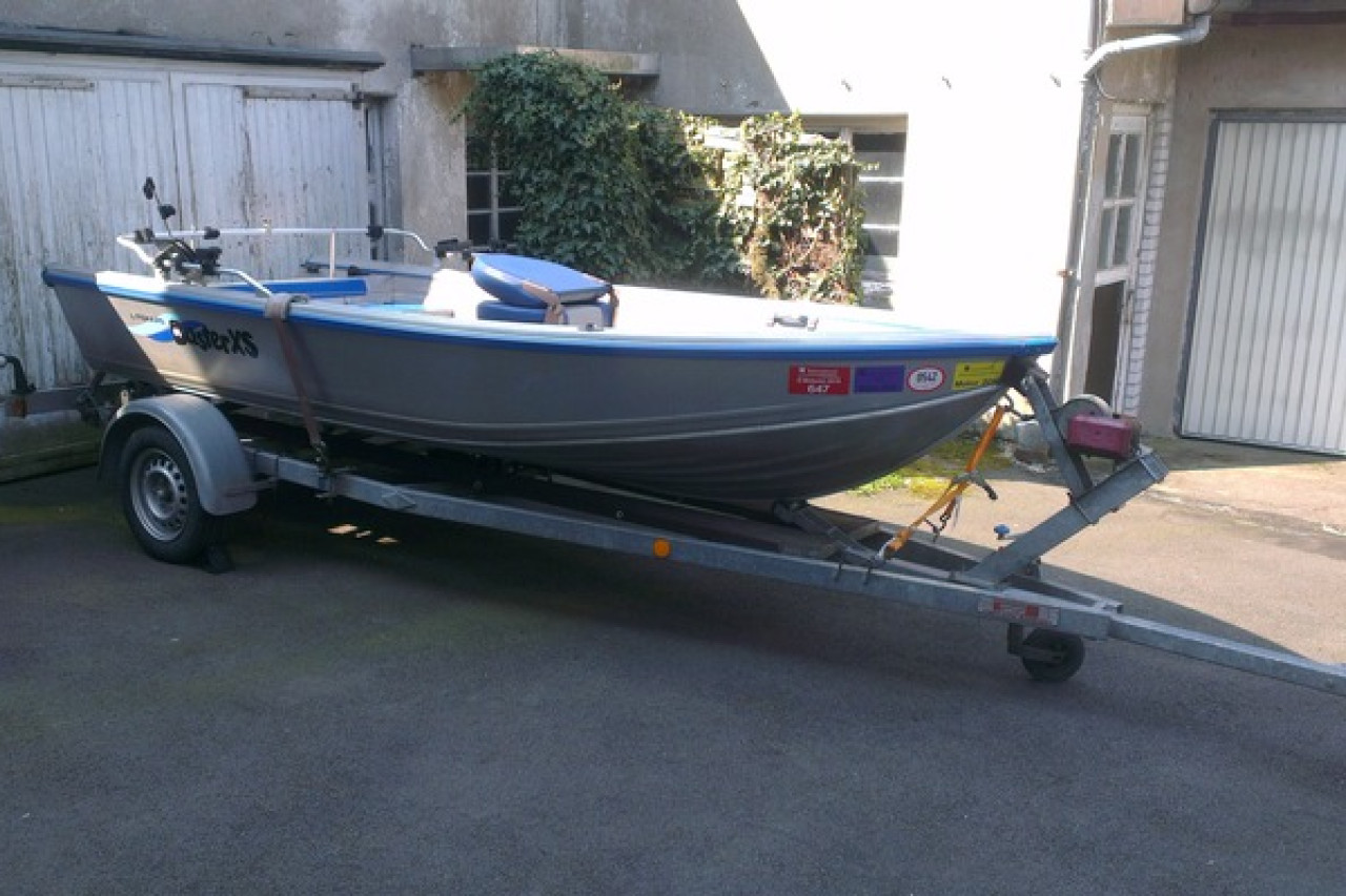 Ruderboot-Diebstahl in Bosau: Polizei sucht Zeugen für hochwertige Beute!