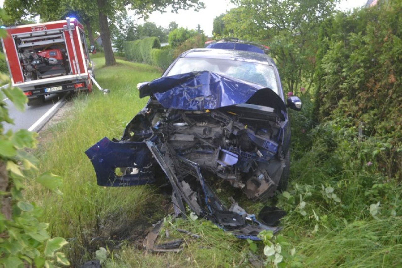 Schwerer Unfall in Wendhausen: Autofahrerin verletzt und B6 gesperrt!