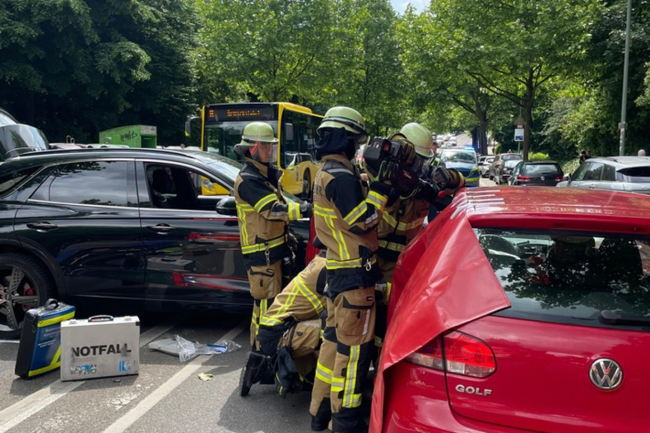 Schwerer Unfall in Essen: Feuerwehr rettet verletzte Fahrerin aus Auto!