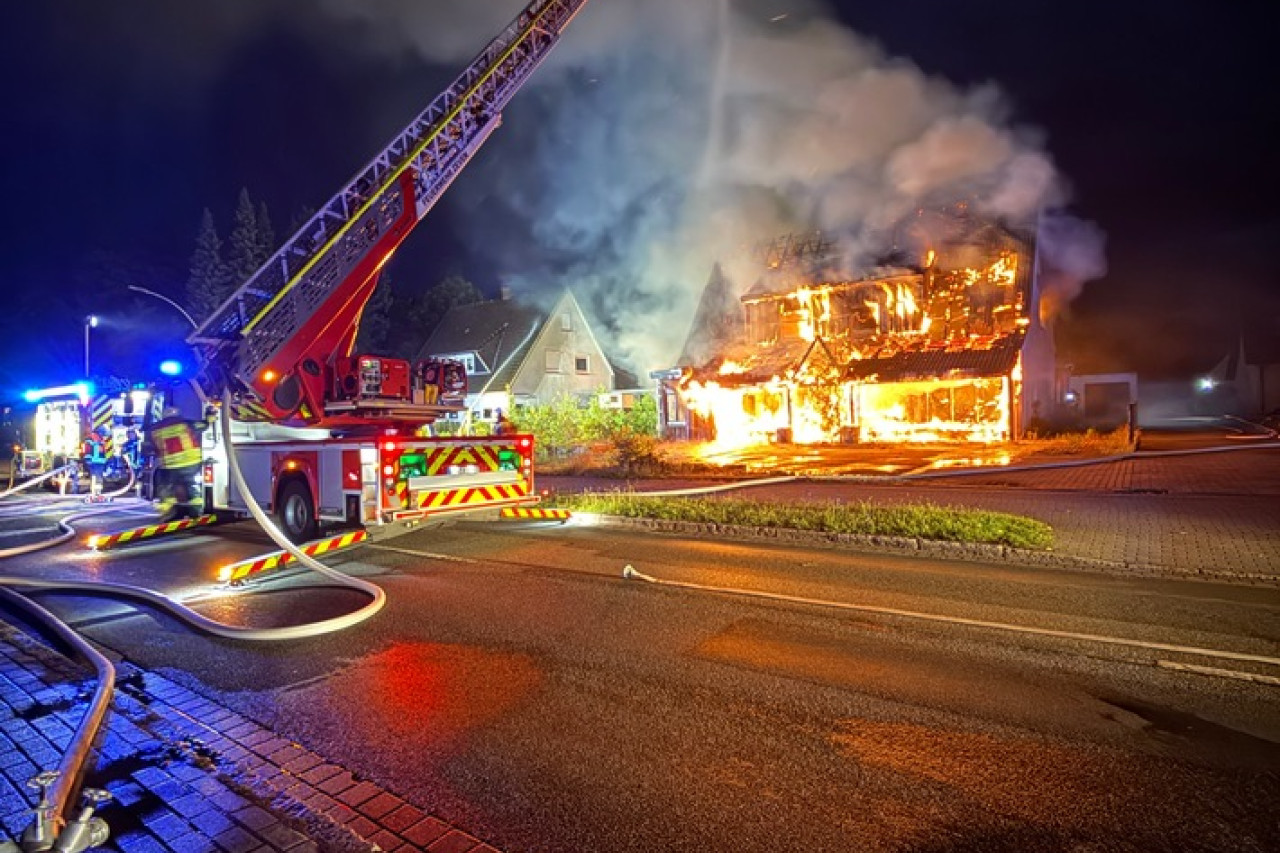 Einfamilienhaus direkt in Flammen - Feuerwehr rettet Nachbarn vor Schlimmerem!