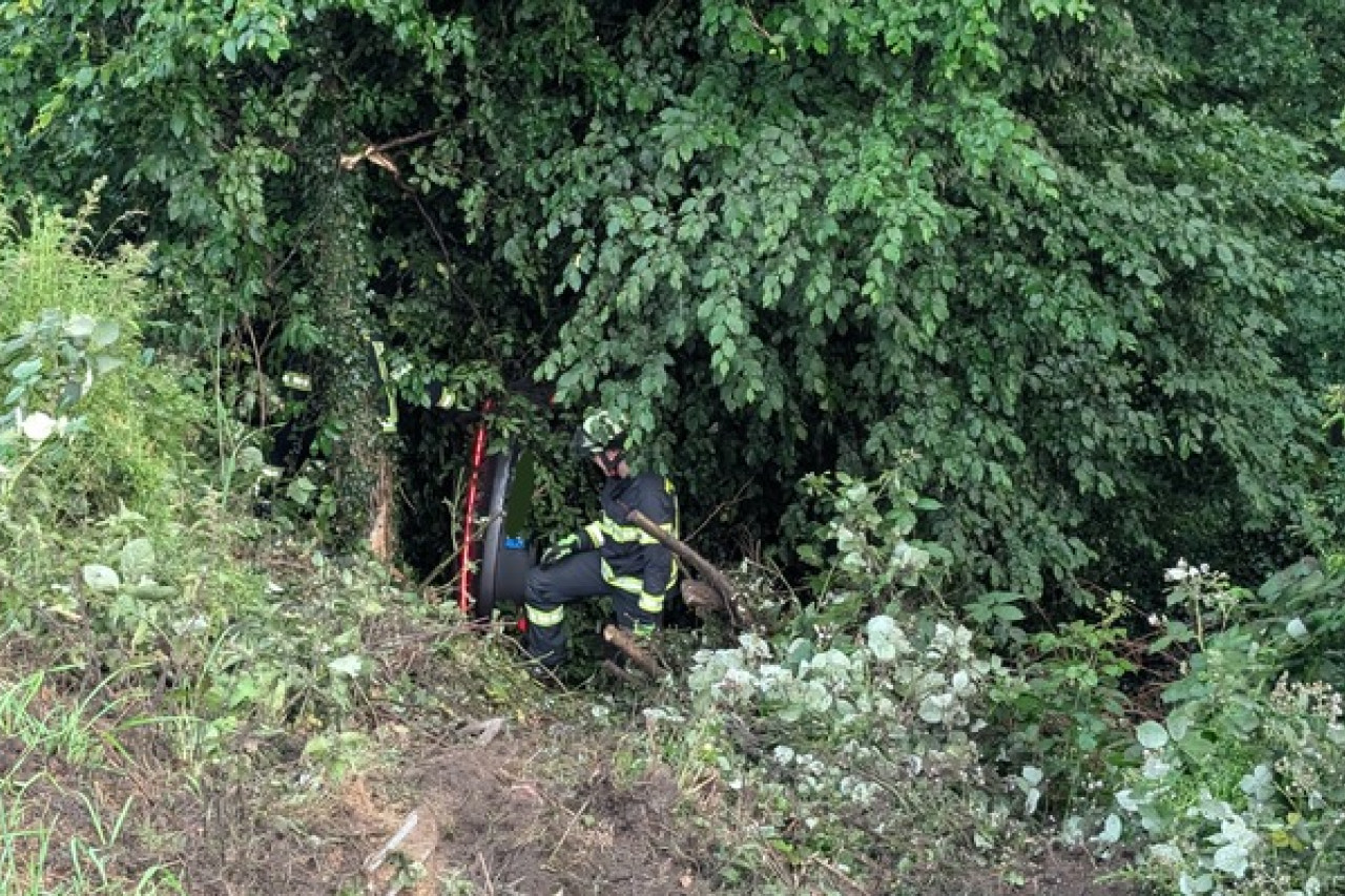 Dramatischer Verkehrsunfall auf A1: Feuerwehr rettet eingeklemmte Person!