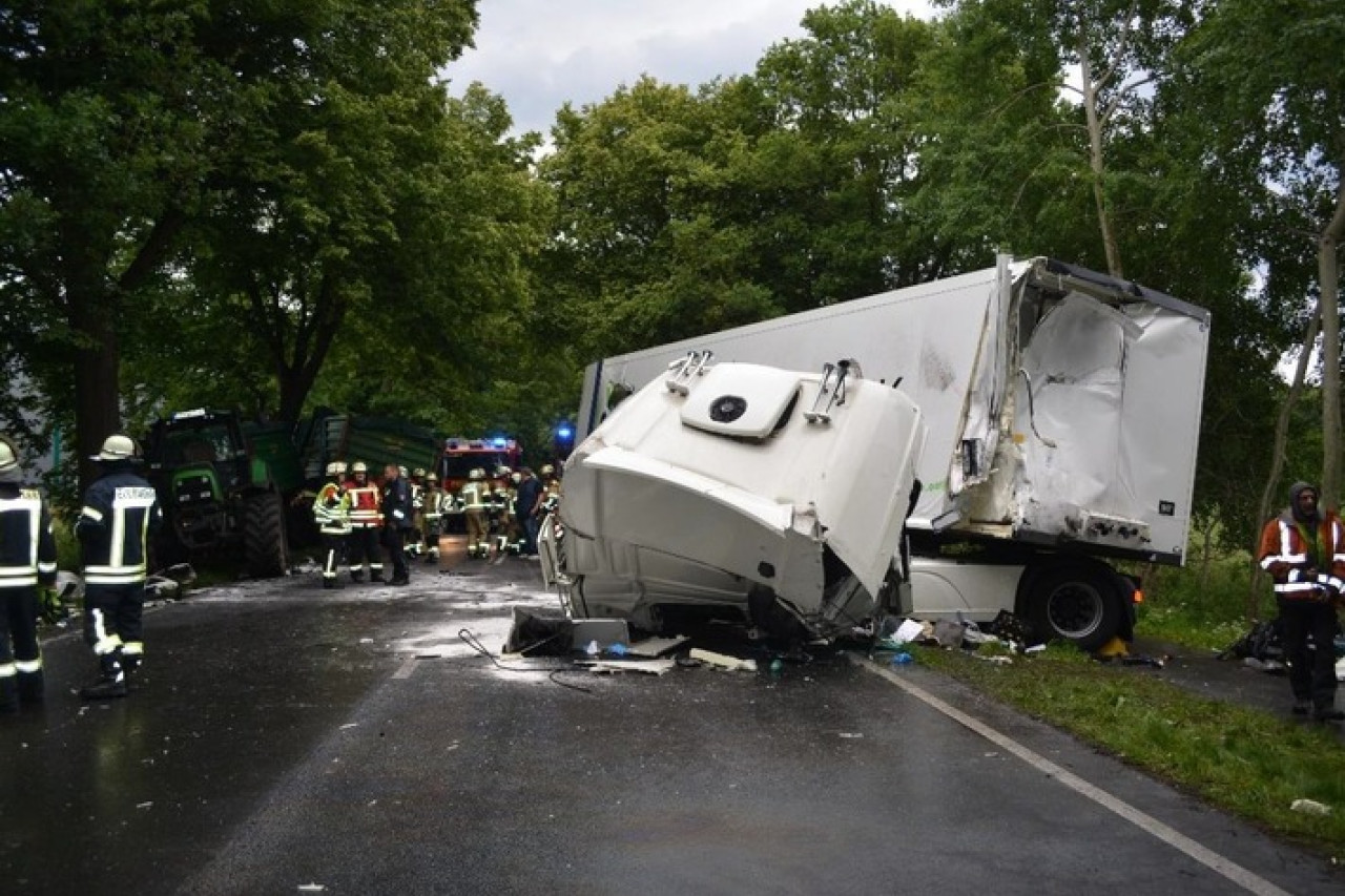 Schwerer Verkehrsunfall auf B75: Zwei Fahrer schwer verletzt!