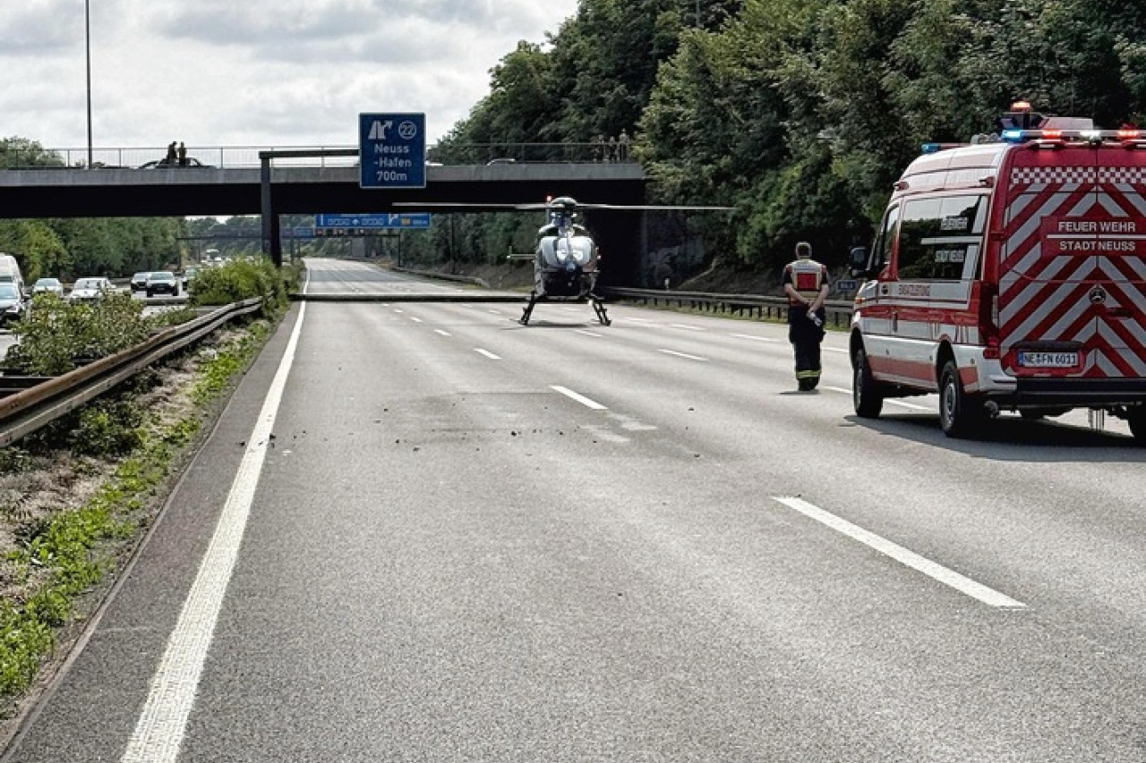 Verkehrsunfall auf A57: Feuerwehr rettet eingeklemmte Person!