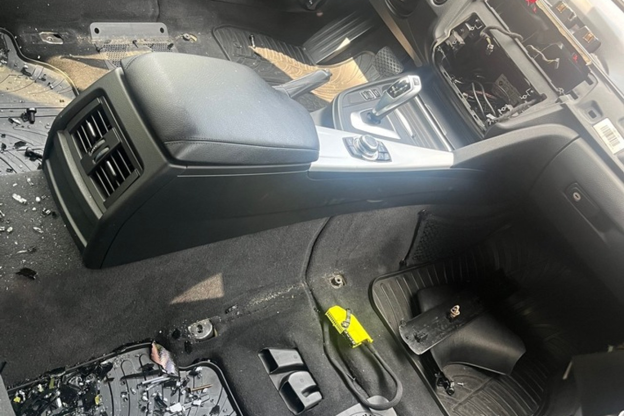 Sitzdiebe in Bergisch Gladbach: BMW wird vollständig ausgeräumt!