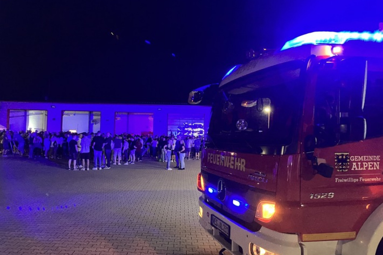 Blaulichtparty in Alpen: DJ Benny Benito bringt Stimmung am Samstag!