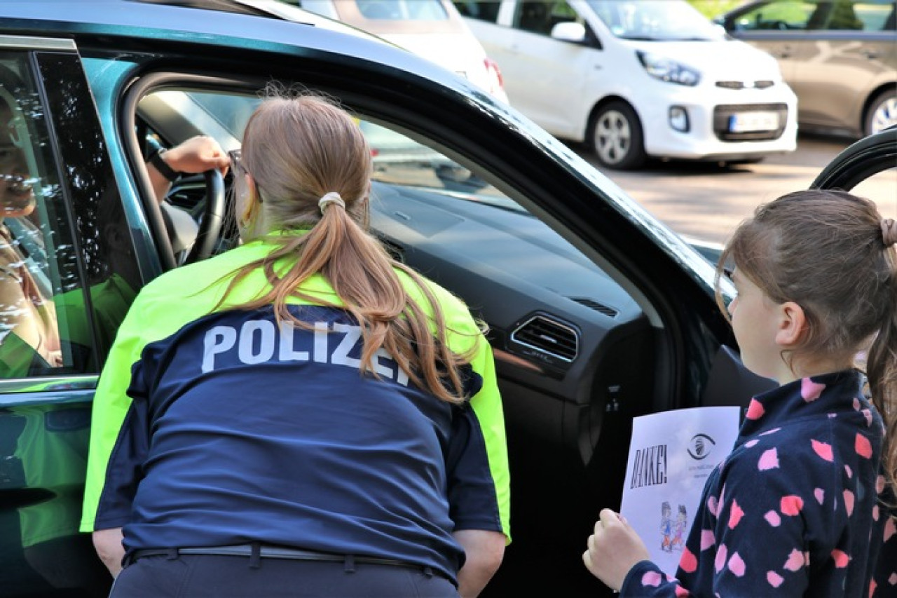 Schulkinder verteilen Dankzettel: Sicherheit im Verkehr stärken!