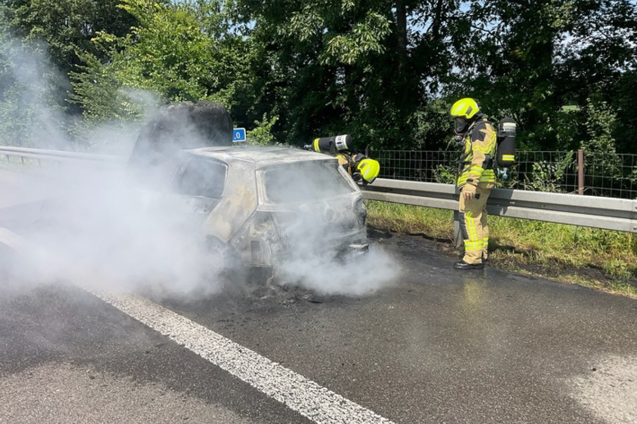 Großalarm in Alpen: Pkw-Brand auf der Autobahn unter Kontrolle