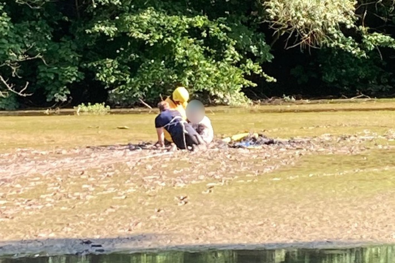 Feuerwehr Mettmann rettet Kind aus schlammiger Notlage am Teich!